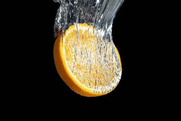 Fruta Naranja Fresca Rodajas Salpicadura Agua Aislada Sobre Fondo Negro — Foto de Stock