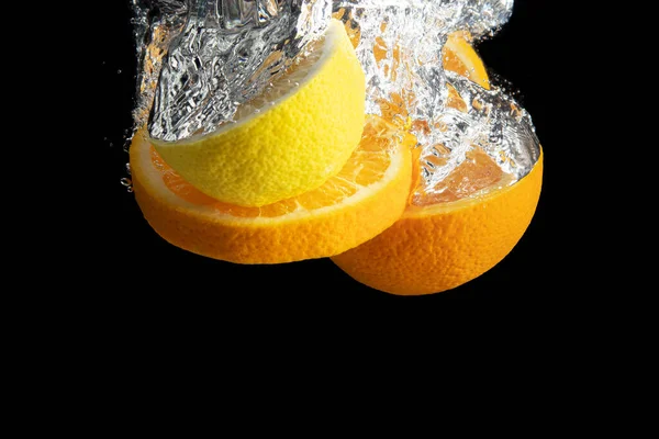 Naranja Fresca Rodajas Limón Salpicaduras Agua Aisladas Sobre Fondo Negro — Foto de Stock