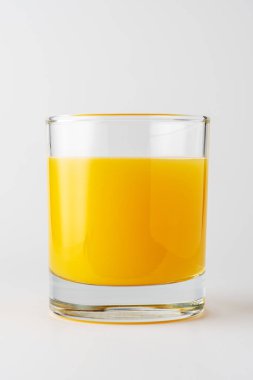 Beyaz arka planda bir bardak portakal suyu. Meyve konsepti.