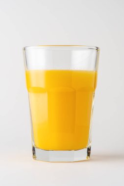 Beyaz arka planda bir bardak portakal suyu. Meyve konsepti.