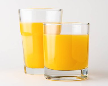 Beyaz arka planda iki bardak portakal suyu. Meyve konsepti.