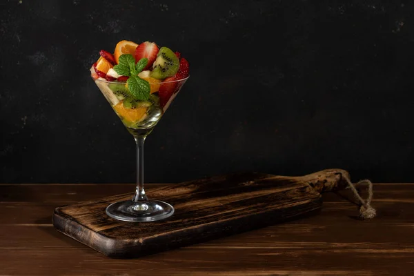 木製のテーブルの上にマティーニグラスのフルーツカクテル 食品ビーガンコンセプト — ストック写真