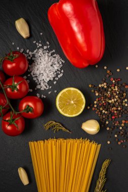 Siyah arka planda renkli sebzeler ve spagetti. Yiyecek konsepti.