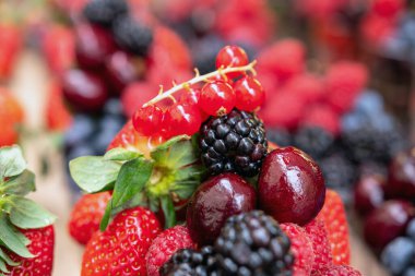 Piyasadaki farklı tatlı meyvelerin manzarası.