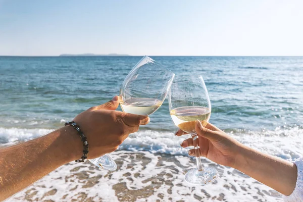 Twee Handen Met Een Glas Wijn Het Strand Zomervakantie Concept — Stockfoto