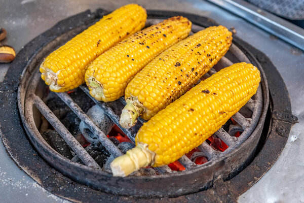 Желтая кукуруза. Уличная еда на улицах Афин, Греция
.