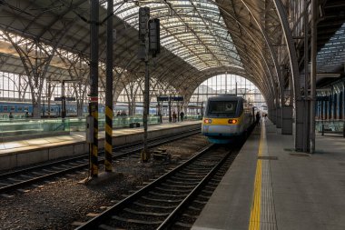 Prag, Çek Cumhuriyeti - 14 Ocak 2020: Prag, Çek Cumhuriyeti 'ndeki Ana tren istasyonu manzarası.