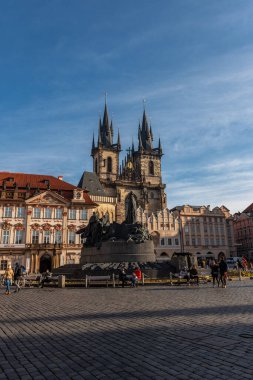 Prag, Çek Cumhuriyeti - 14 Ocak 2020: Çek Cumhuriyeti 'nin Prag kentindeki Tyn Kilisesi ile Eski Kent Meydanı.