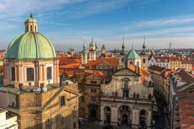 Prag, Çek Cumhuriyeti - 14 Ocak 2020: Prag 'daki eski kentin havadan görünüşü.