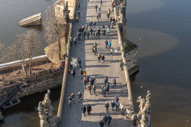 Prag, Çek Cumhuriyeti -14 Ocak 2020: Prag 'da Charles Köprüsü' nü geçen insanların hava görüntüsü. Çek Cumhuriyeti.