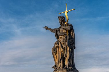 Çek Cumhuriyeti Prag 'daki Charles Köprüsü' nde İsa Heykeli.