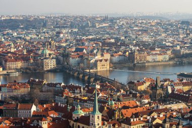 Prag 'daki Charles Köprüsü' nün olduğu eski kasabanın havadan görüntüsü. Çek Cumhuriyeti.