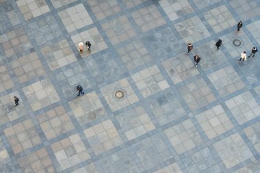 Prag, Çek Cumhuriyeti - 15 Ocak 2020: Yukarıdan sokağa bakan insanlar.