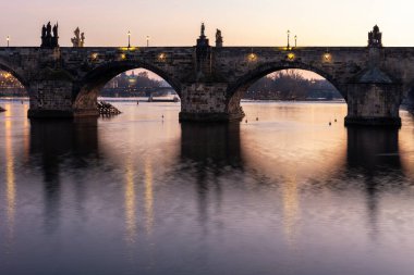 Gün batımında Prag 'daki Vltava Nehri ve Charles Köprüsü manzarası. Çek Cumhuriyeti.