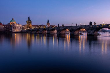 Gün batımında Prag 'daki Vltava Nehri ve Charles Köprüsü manzarası. Çek Cumhuriyeti.