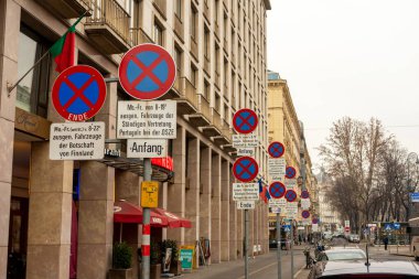Viyana, Avusturya - 16 Ocak 2020: Çok fazla trafik işareti yok, Viyana, Avusturya 'da sokakta.