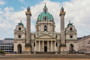 Viyana, Avusturya - 16 Ocak 2020: Avusturya 'nın Viyana kentindeki St. Charles Kilisesi' nin güzel manzarası.