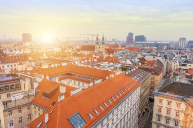 Viyana, Avusturya - 16 Ocak 2020: Viyana şehrinin çatıları üzerinde St. Stephen Katedrali 'nin kuzey kulesinden hava manzarası.