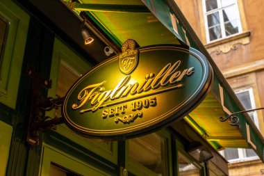 Viyana, Avusturya - 16 Ocak 2020: Viyana 'daki Figlmuller restoranının önünde imzala. 1905 'te açıldı, Şnitzel' in evi olarak bilinir. .