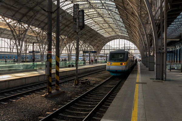14 января 2020 года: Вид на главный железнодорожный вокзал в Праге, Чехия
.
