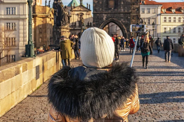 Kız gezgin Prag 'da Charles Bridge' in fotoğraflarını çekiyor. Çek Cumhuriyeti.