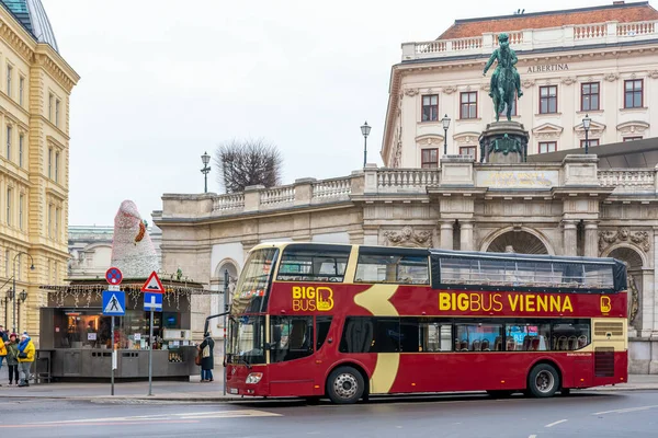 Viena Áustria Janeiro 2020 Ônibus Excursão Rua Perto Museu Albertina — Fotografia de Stock
