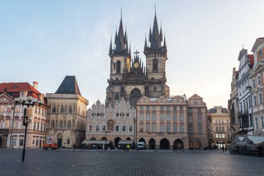Prag, Çek Cumhuriyeti - 17 Ocak 2020: Çek Cumhuriyeti 'nin Prag kentindeki Tyn Kilisesi ile Eski Kent Meydanı.