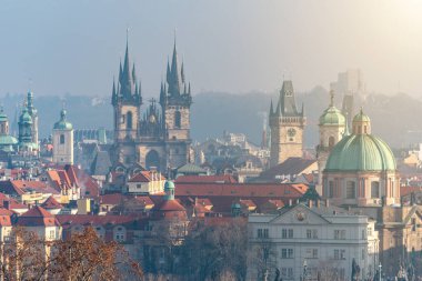 Prag 'daki Charles Köprüsü' nün olduğu eski kasabanın havadan görüntüsü. Çek Cumhuriyeti.