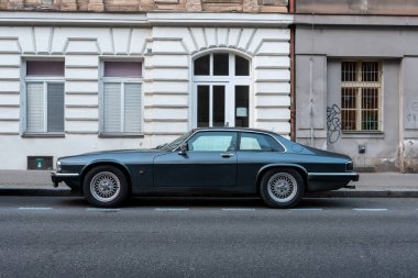 Prag, Çek Cumhuriyeti - 17 Ocak 2020: Prag, Çek Cumhuriyeti 'nde eski bir araba.