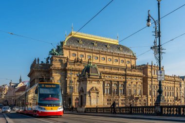 Prag, Çek Cumhuriyeti - 17 Ocak 2020: Prag, Çek Cumhuriyeti 'ndeki Ulusal Tiyatro.