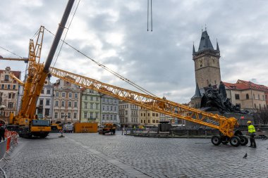 Prag, Çek Cumhuriyeti - 19 Ocak 2020: Prag, Çek Cumhuriyeti 'ndeki Eski Kent meydanında onarım çalışmaları.