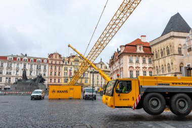 Prag, Çek Cumhuriyeti - 19 Ocak 2020: Prag, Çek Cumhuriyeti 'ndeki Eski Kent meydanında onarım çalışmaları.