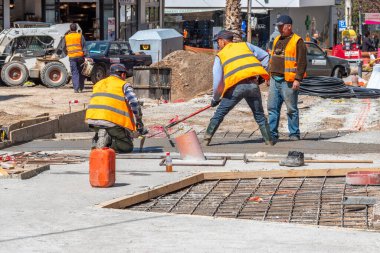 Heraklion, Yunanistan - 29 Mart 2018: İnşaat işçileri sokakta çalışıyor.