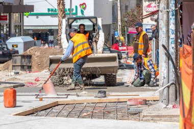 Heraklion, Yunanistan - 29 Mart 2018: İnşaat işçileri sokakta çalışıyor.