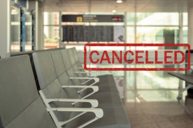 Havaalanının kalkış salonunda boş sandalyeler. Seyahat kavramı.