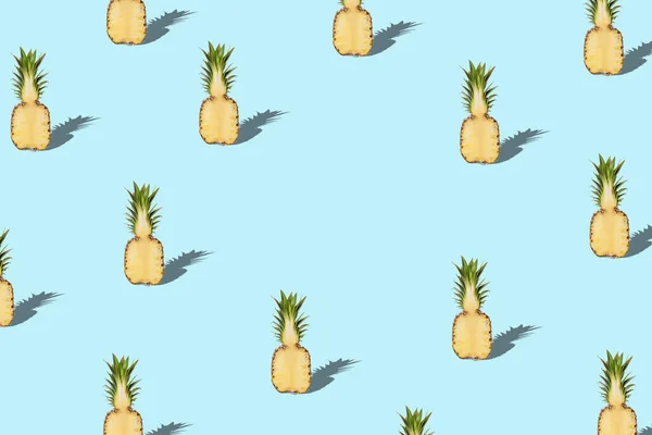 Kreativt Mønster Med Ananas Blå Bakgrunn Minste Sommerkonsept – stockfoto