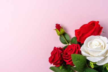 Pembe arka plandaki çiçeklerle yapılmış yaratıcı bir düzen. Bahar minimum konsepti.