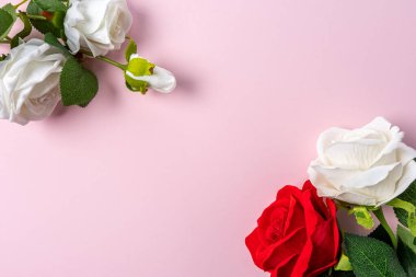 Pembe arka plandaki çiçeklerle yapılmış yaratıcı bir düzen. Bahar minimum konsepti.