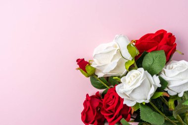 Pembe arka plandaki çiçeklerle yapılmış yaratıcı bir düzen. Bahar minimum konsepti.