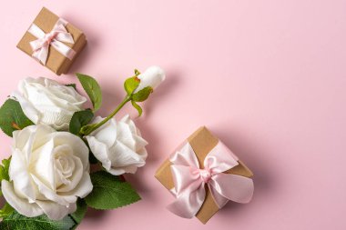 Pembe arka plandaki çiçeklerle yapılmış yaratıcı bir düzen. Bahar minimum konsepti.
