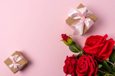 Pembe arka plandaki çiçeklerle yapılmış yaratıcı bir düzen. Bahar minimum konsepti.