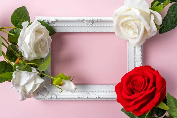 Creatieve Lay Out Gemaakt Met Bloemen Wit Frame Roze Achtergrond — Stockfoto