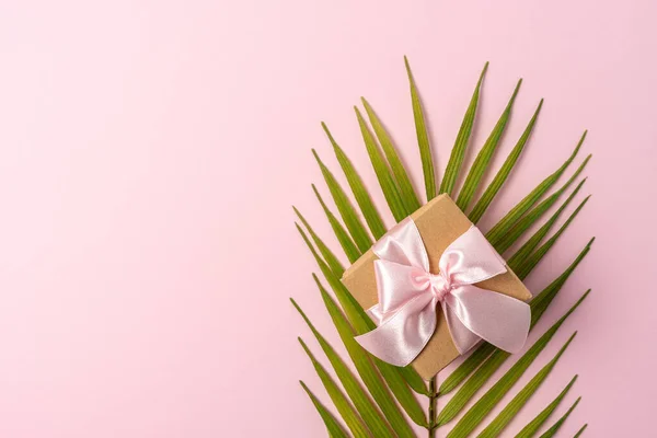Creatieve Lay Out Gemaakt Met Bloemen Palmblad Roze Achtergrond Voorjaar — Stockfoto