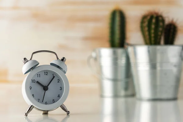 Sveglia Bianca Con Cactus Vaso Sulla Scrivania Legno Concetto Tempo — Foto Stock