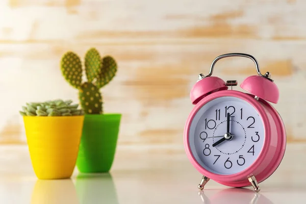 Rosa Wecker Mit Kaktus Topf Auf Holztisch Minimalzeitkonzept — Stockfoto