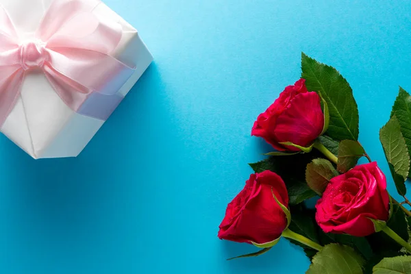 Rosas Rojas Con Caja Regalo Sobre Fondo Azul Tarjeta Felicitación — Foto de Stock