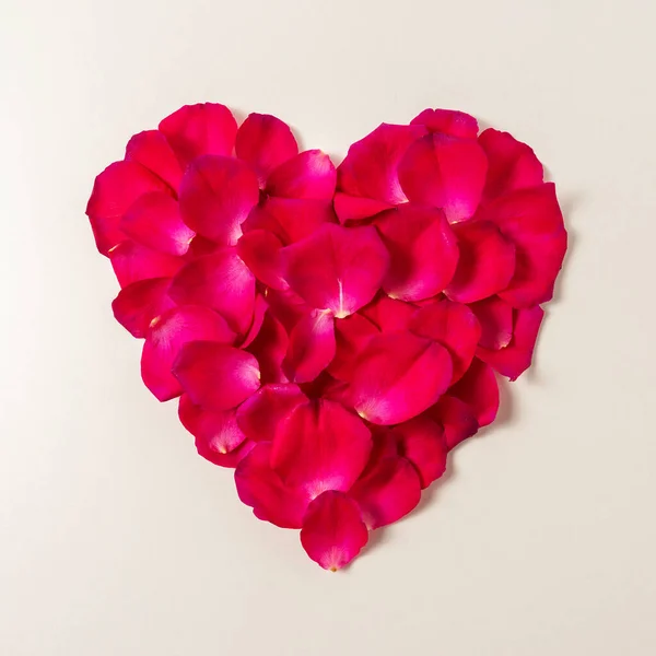 Σχήμα Καρδιάς Από Κόκκινα Ροδοπέταλα Ελάχιστο Υπόβαθρο Φύσης Έννοια Λουλουδιών — Φωτογραφία Αρχείου