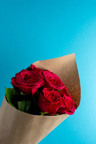 Rosas Rojas Sobre Fondo Azul Tarjeta Felicitación Para Día San —  Fotos de Stock