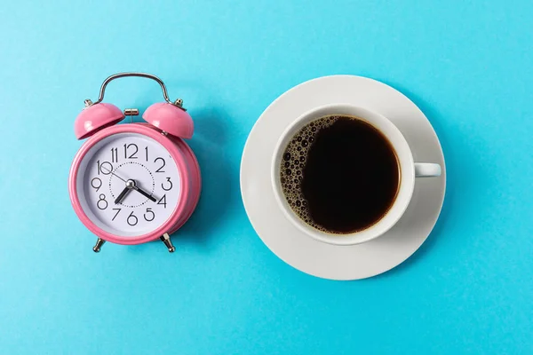 Mavi Arka Planda Bir Fincan Kahve Çalar Saatle Yapılmış Yaratıcı — Stok fotoğraf