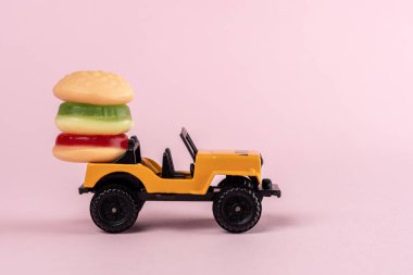 Oyuncak arabada renkli jöleli hamburger. En az gıda konsepti.